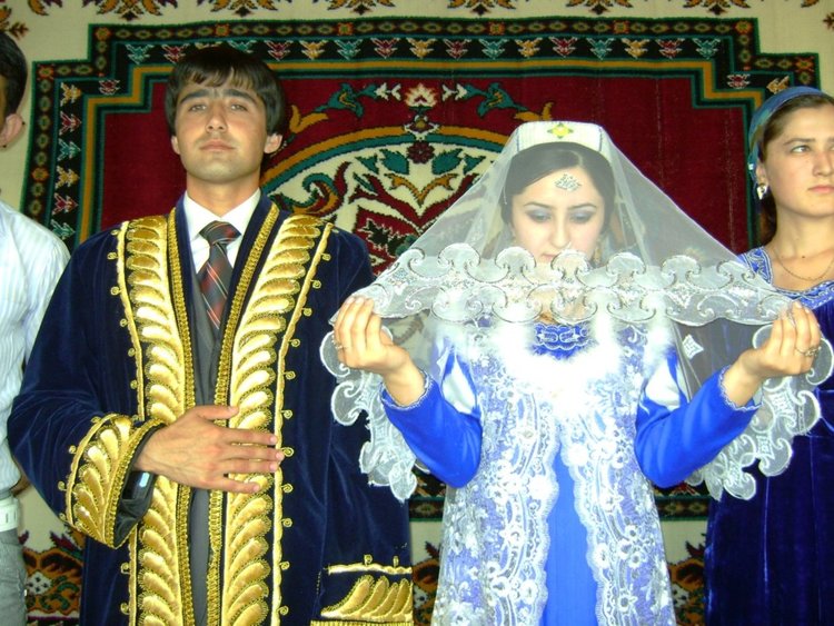 В Таджикистан забраниха браковете между братя и сестри