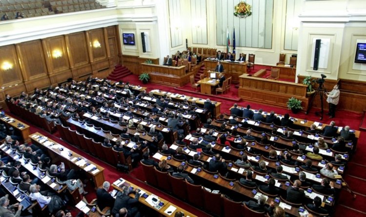 Лукарски сложи петима директори на трима служители