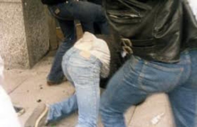 Двама се млатят здраво на автогарата, полиция ги озаптява