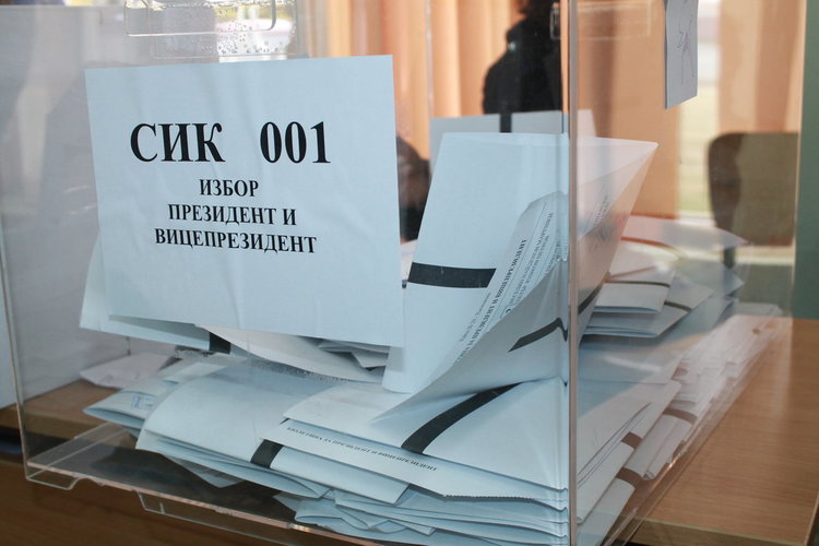 РИК - Хасково обработи близо 50% от изборните протоколи, Румен Радев води