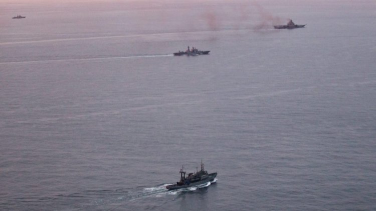 Великобритания следи руските военни кораби
