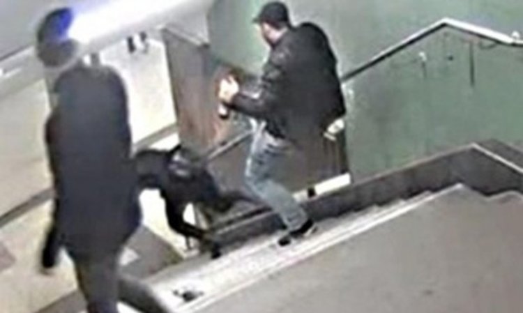 Българинът, ритнал жена в метрото, разпознат от охранител