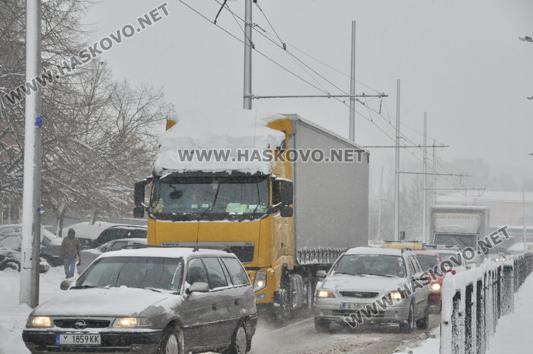 В града станаха множество пътни инциденти, но екипи на КАТ не са викани. Имаше и доста закъсали коли