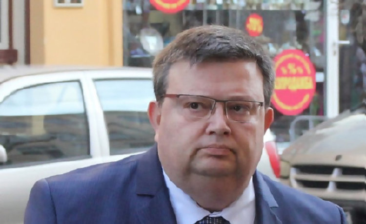 Цацаров се усъмни в избора на съдията, освободил Чоков