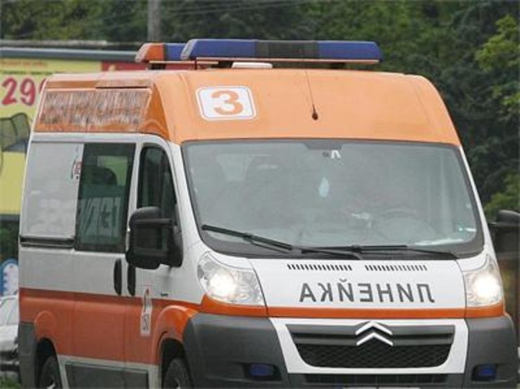 Мъж пострада при падане от тавана