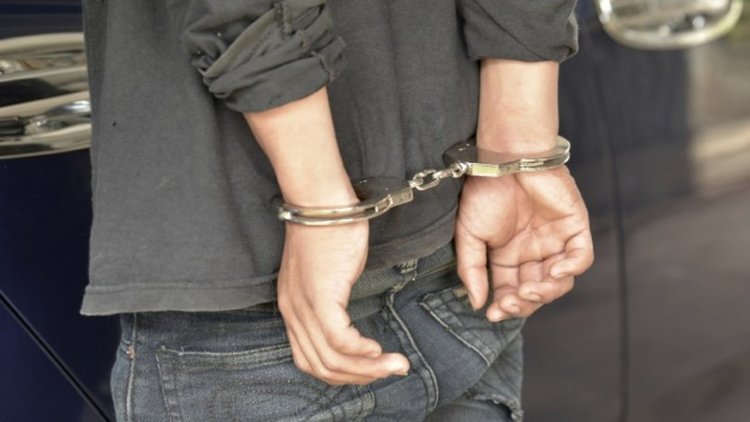 Задържаха 16-годишен в момент на кражба, отарашиха две къщи и машина