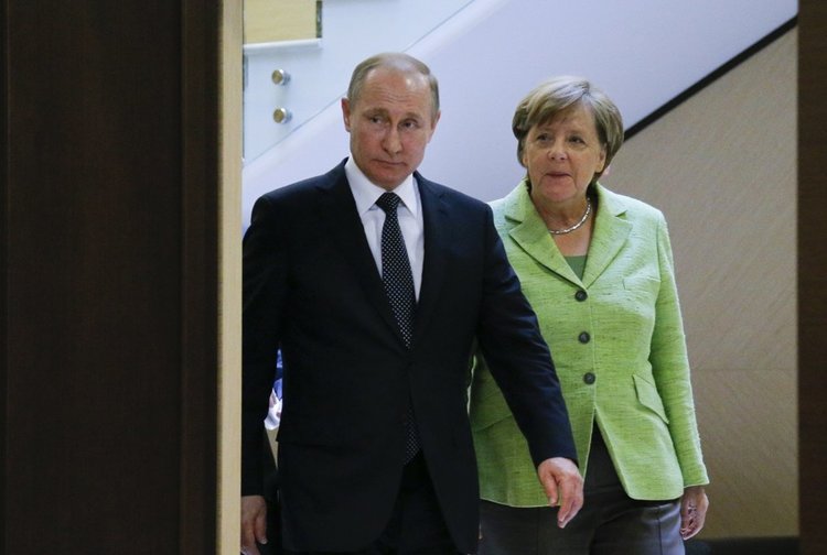 Меркел към Путин: Санкциите падат, ако спрете войната в Донбас