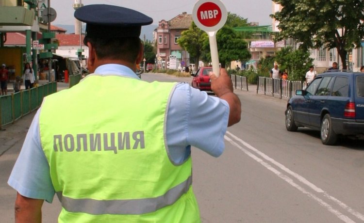 Проверки на пътя за колани, каски и детски столчета в колите 