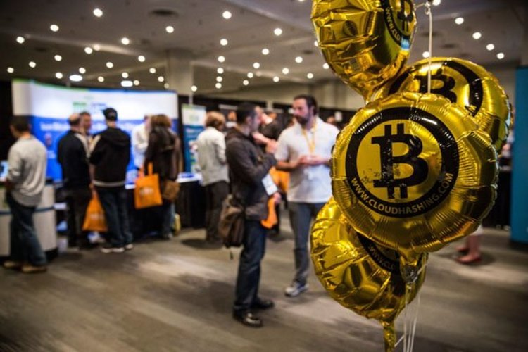 Курсът на биткойна падна под $7000