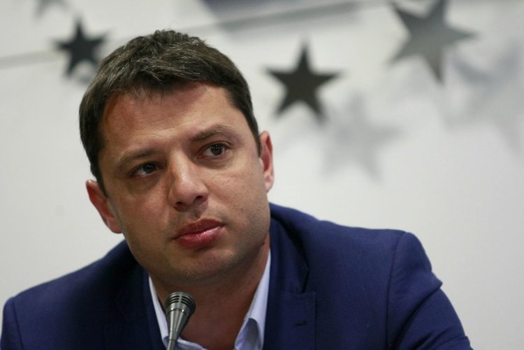 Конституционният съд ще решава за оставката на Делян Добрев