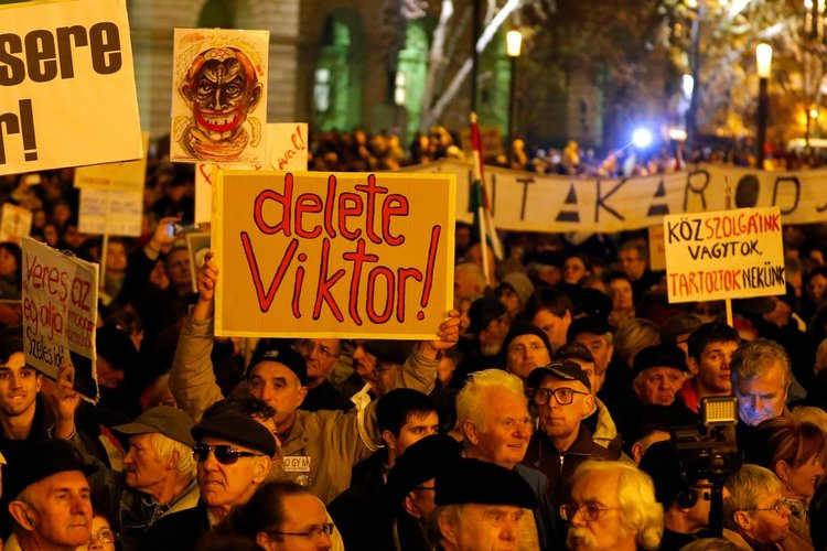 100 000 на протест срещу Виктор Орбан