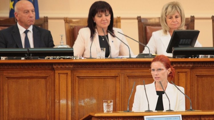 Депутатите приеха оставката на Ралица Агайн
