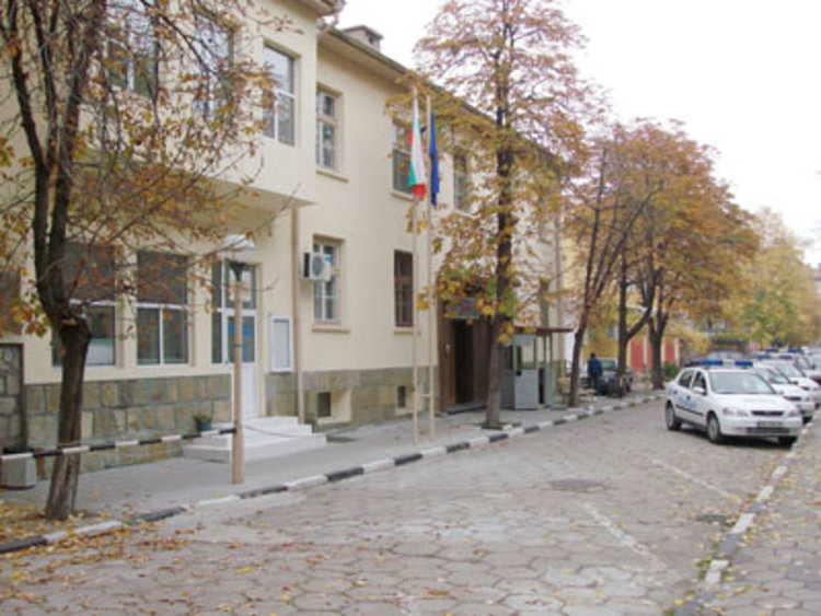 Семейство благодари на полицаи за професионалната им работа