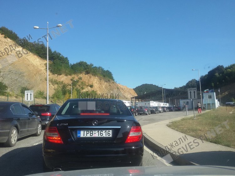 Осем километрова колона на Маказа