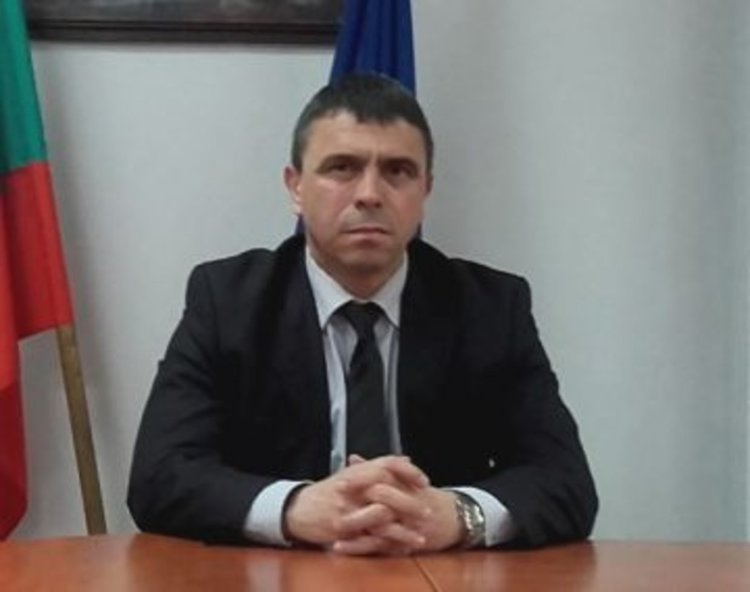 Пътна полиция проверява дали селскостопанска техника се движи в района в нарушение на Закона