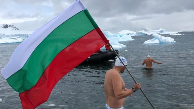 Петър Стойчев развя българското знаме в ледените води на Антарктида