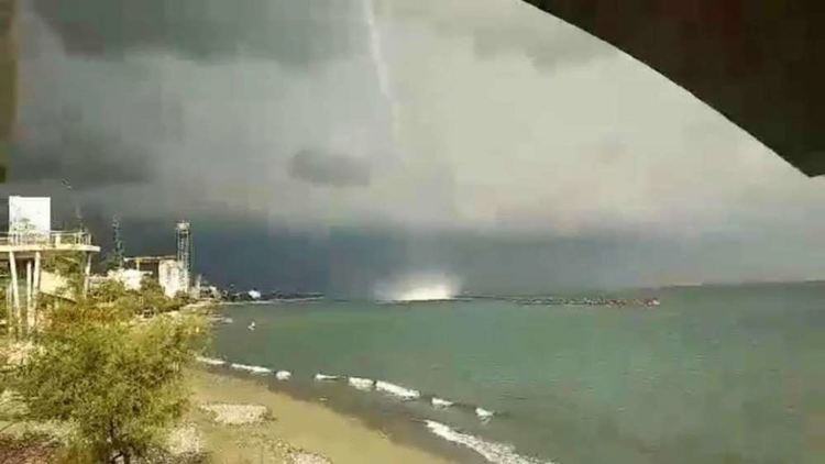 Водно торнадо излезе на плажа в Кипър (видео)