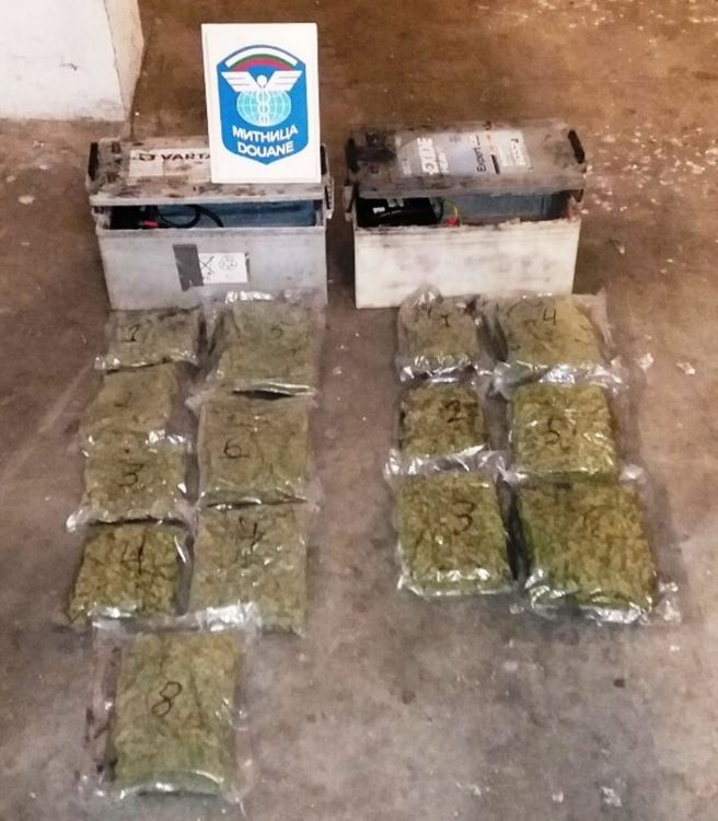 Обвиниха и задържаха двама с 2,8 кг марихуана на Капитан Андреево