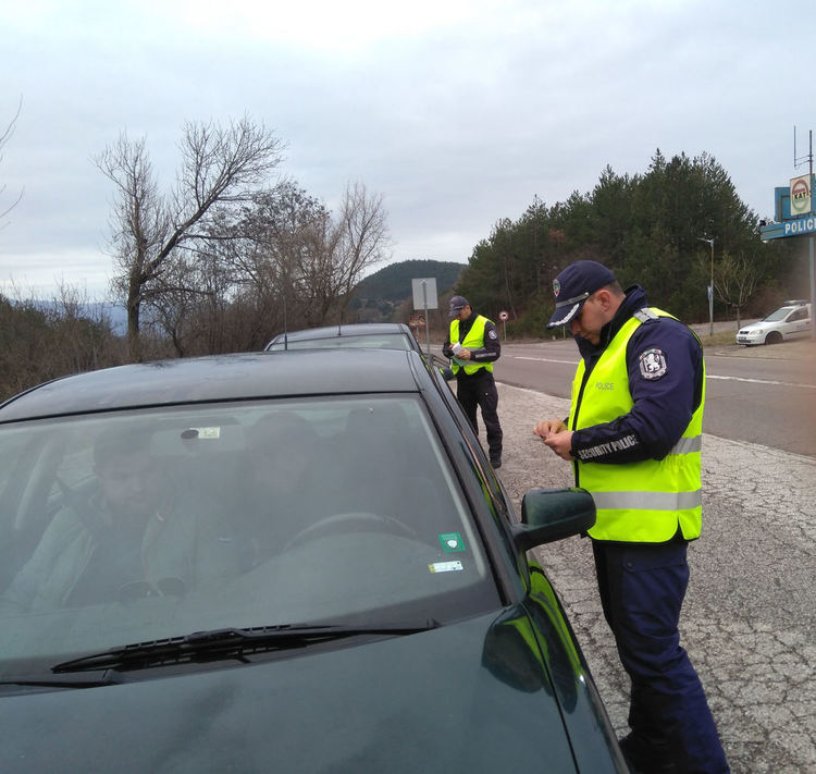 Върнаха 85 автомобила от КПП-та на Кърджали