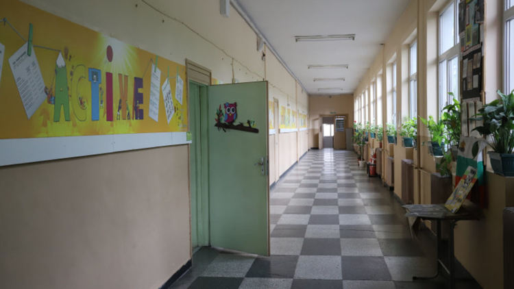 Четири класа под карантина заради учител с коронавирус