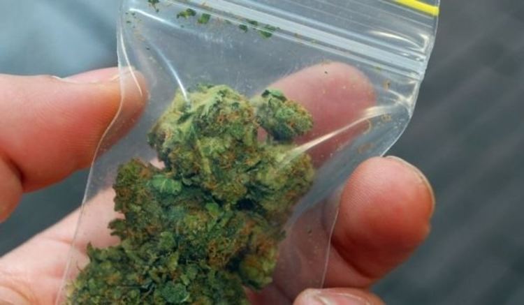 Двама наркомани задържани с дрога за денонощие