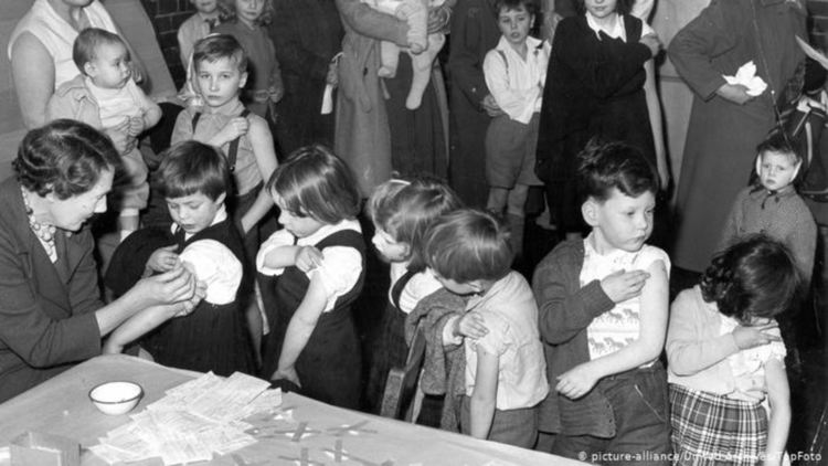 1962 год. Деца се ваксинират срещу едра шарка