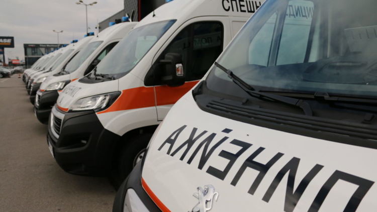 Спешна помощ: Моля ви, пощадете всички, които работят в здравната система