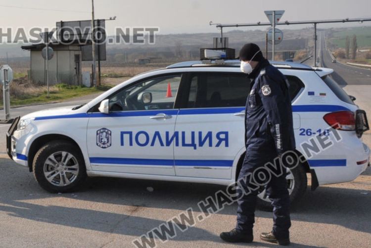 Задържаха младеж с наркотици, откриха пистолет и пушка в дома му