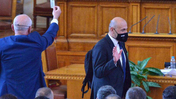 Ситуацията е абсурдна: партиите, които не са участвали в предходното управляващо мнозинство, критикуват плана, а правителството им отговаря, че не са го видели.и прочели
