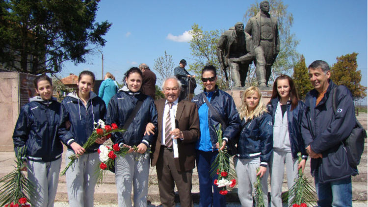 Кирил Маринов с баскетболистки пред паметника във Винище 2012. Сн.: Община Монтана