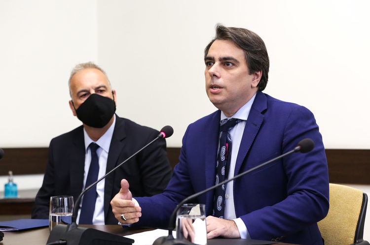 Министърът на финансите в служебното правителство Асен Василев (дясно), изпълнителният директор на Националната агенция за приходите (НАП) и директорът на Агенция "Митници" Павел Тонев (ляво) дадоха съвместна пресконференция