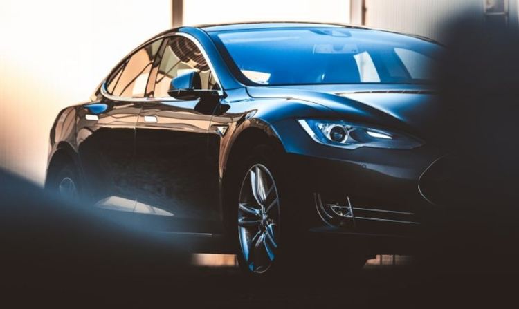 Tesla Model S започнала да изминава по-малко километри след обновяване на софтуера