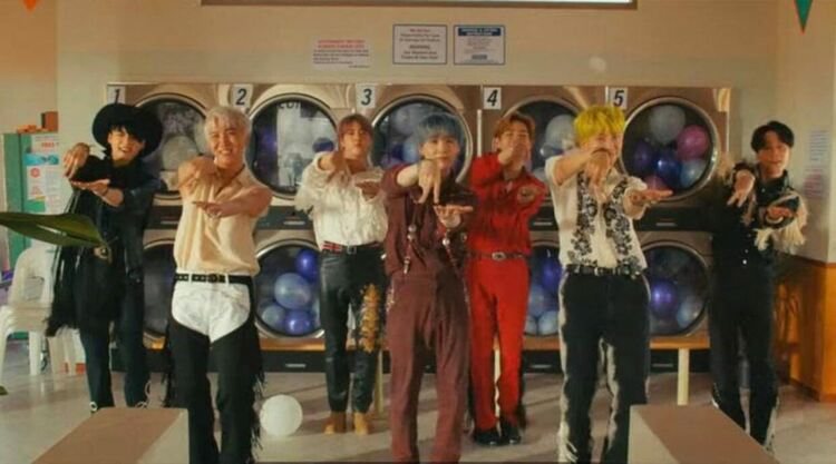 BTS включват в хореографията жестомимичния знак за "танц"