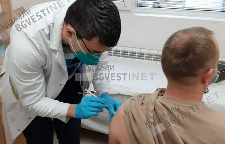 Едва 43 ваксинирани вчера в областта при настъпващ COVID 19