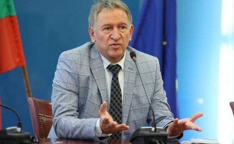 До дни страната влиза в оранжевата зона, няма пари за компенсации на бизнеса и медиците на първа линия