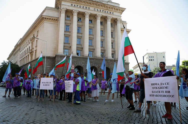 Пътни строители от "Автомагистрали - Черно море" АД излязоха на протест пред Министерския съвет. 