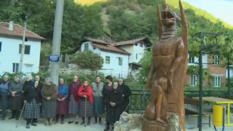 Всеки може да го вижда различно, но девойката целува ръка на змея
