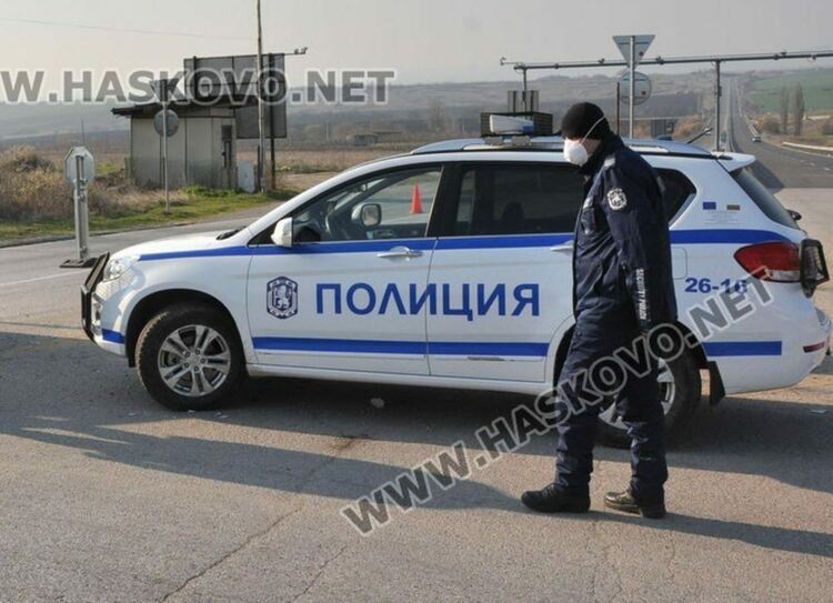 Спипаха четири момчета, увредили ограда на училище