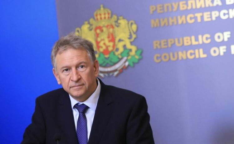 Властите обмислят в България навсякъде да се влиза със зелен сертификат