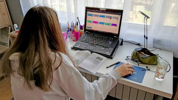 От днес учениците в общините Сливен и Твърдица се обучават онлайн