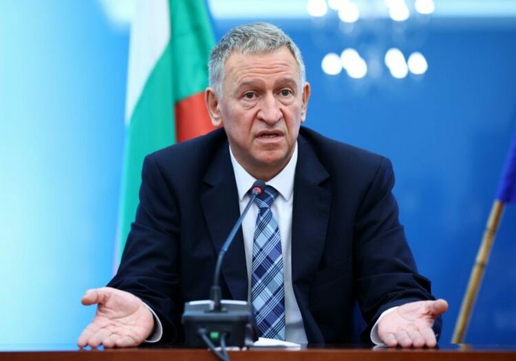 Обещаните от Кацаров 1 милион теста за учениците се оказаха 168 800