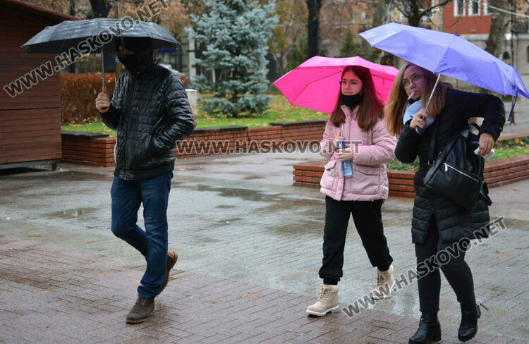 Жълт код за дъжд и вятър във вторник