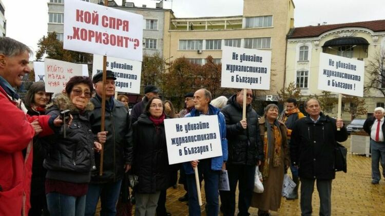Велиана Христова (с лепенката с надпис "Цензура" на устата) на протест след безпрецедентното спиране на програма "Хоризонт" на Националното радио през 2019 г. Сн: Велислава Дърева/Фейсбук