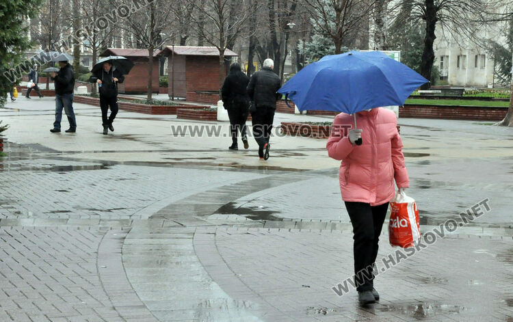 Облачно и дъждовно във вторник