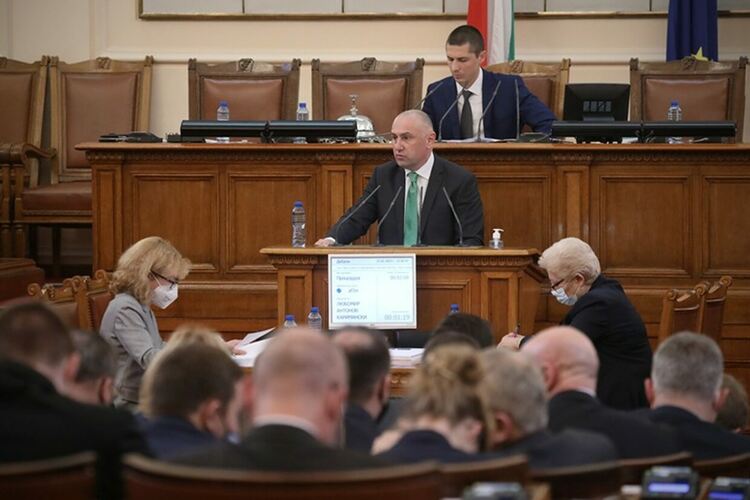 Народното събрание вчера прие на второ четене законопроектите за бюджетите на Националната здравноосигурителна каса и на Държавното обществено осигуряване за 2022 г.
