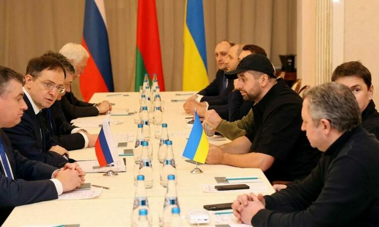 Украйна и Русия се споразумяха да отворят хуманитарни коридори за евакуиране на цивилни