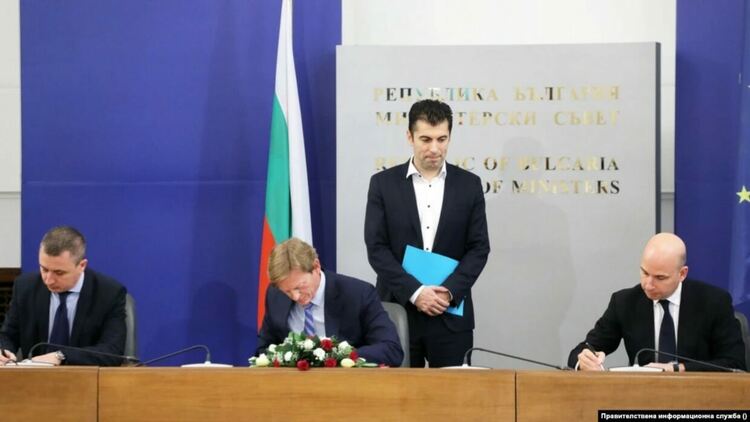 Министърът на енергетиката Александър Николов, представителят на Ай Пи 3 Корпорейшън Майкъл Хюит и основателят на Джемкорп Кепитъл Мениджмънт Атанас Бостанджиев подписват споразумение за сътрудничество под надзора на Кирил Петков