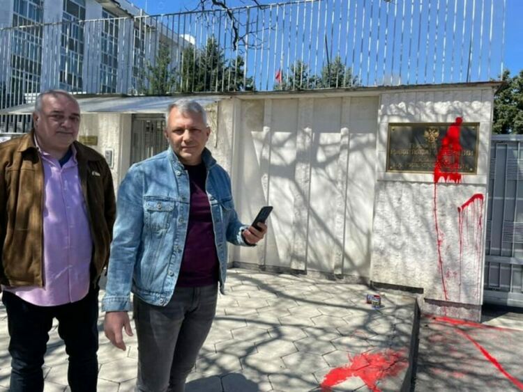 Задържаха Бабикян и Хаджигенов, след като изляха червена боя по руското посолство