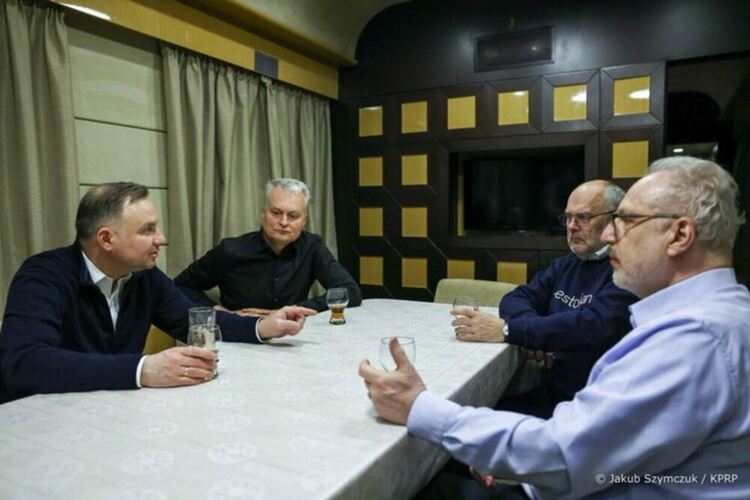 Президентите на Полша, Латвия, Литва и Естония пътуват към Киев