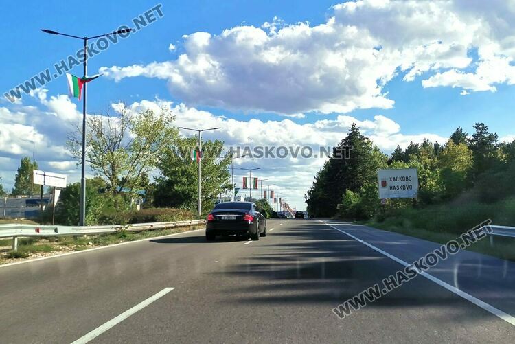 Предимно облачно, но топло в петък
